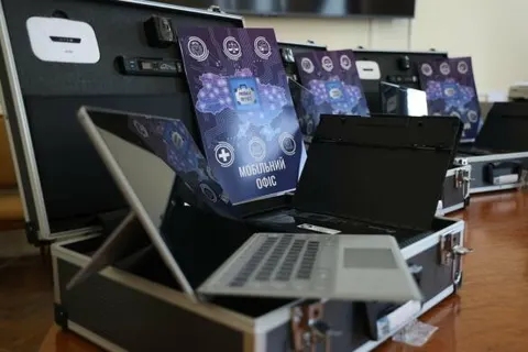П'ять громад Хмельниччини отримали мобільні валізи для адмінпослуг