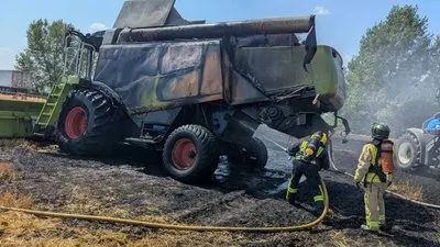 На Рівненщині під час руху згорів комбайн: подробиці