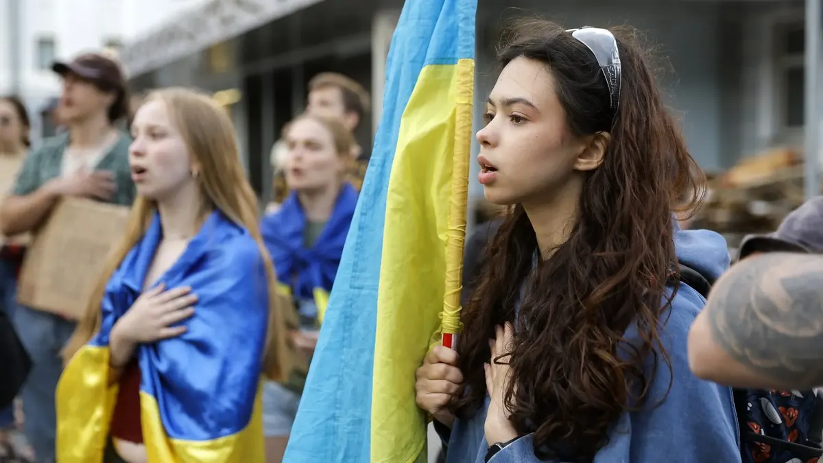 90% українців вважають важливим бути громадянином України — опитування
