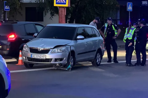 У Луцьку підліток на електросамокаті потрапив під колеса автівки