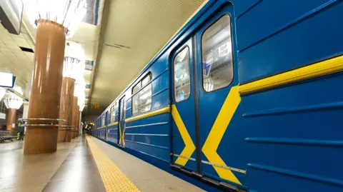 Чому червона гілка метро не працює повністю під час тривоги: пояснення КМДА