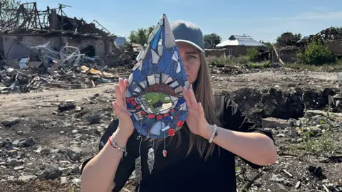 «Вони нищать, а я збираю»: мисткиня з Кривого Рогу створює артоб'єкти з уламків зруйнованих осель