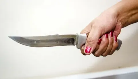 Чотири удари ножем: суд на Волині не відправив нападницю за ґрати