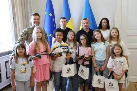 Школярі з Львівщини зібрали 42 тисячі на дрони для ЗСУ