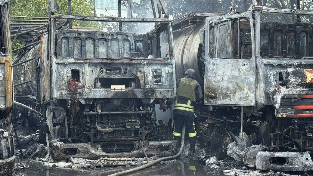 Удар РФ по автостоянці у Запоріжжі: двоє поранених, знищені вантажівки