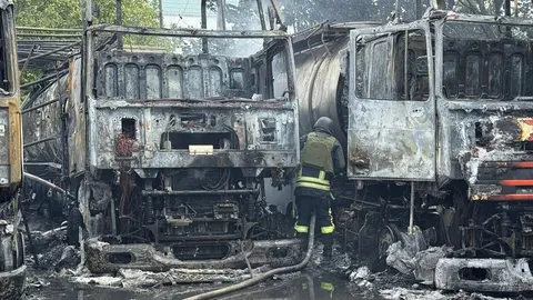 Удар РФ по автостоянці у Запоріжжі: двоє поранених, знищені вантажівки