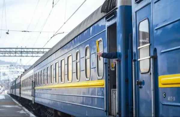 Затримки потягів у Дніпрі: що відомо і як діяти пасажирам