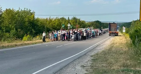 Хода УПЦ МП до Почаєва: прапори «ДНР» та ікони російських царів