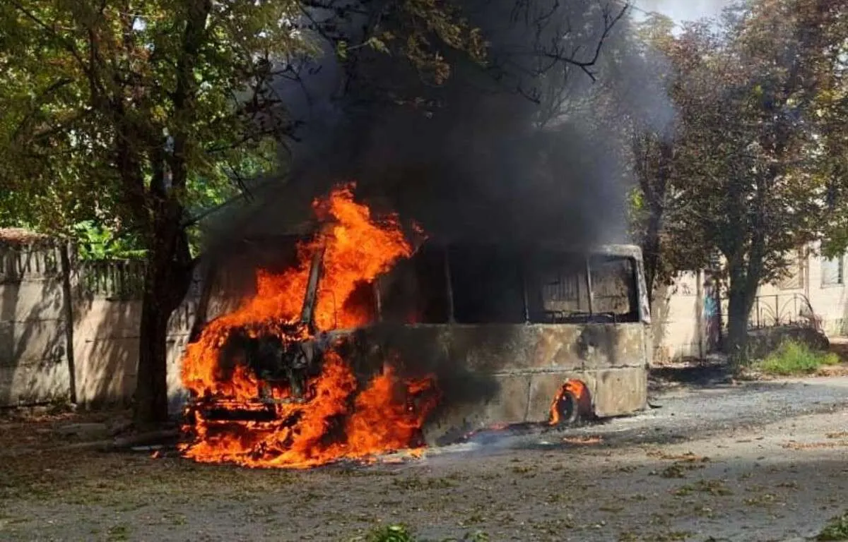 Удар по автобусу в Нікополі: загинув водій, є поранений