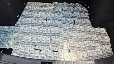 За $20 000 обіцяли бронювання та виїзд за кордон: затримано волонтера і керівниц