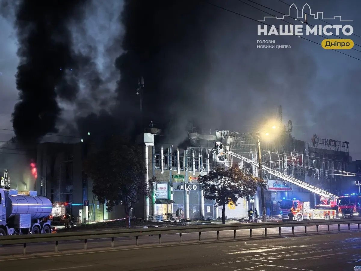 Удар по ТЦ на Перемозі в Дніпрі: обвал конструкцій і пожежа, двоє постраждалих