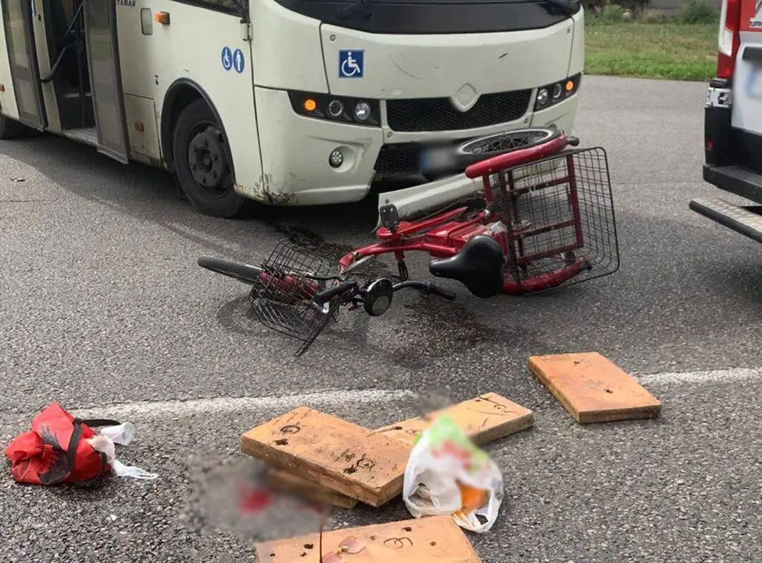 У Черкасах автобус збив велосипедиста: постраждалого госпіталізовано