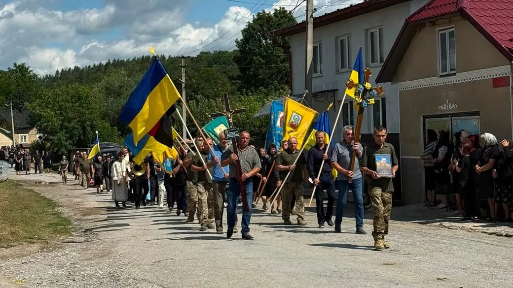 На Тернопільщині попрощалися з воїном Миколою Василиком
