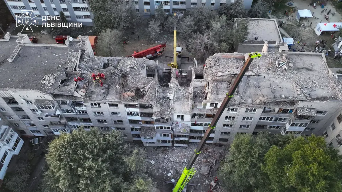 Пошук під завалами у Львові: можуть бути ще двоє людей
