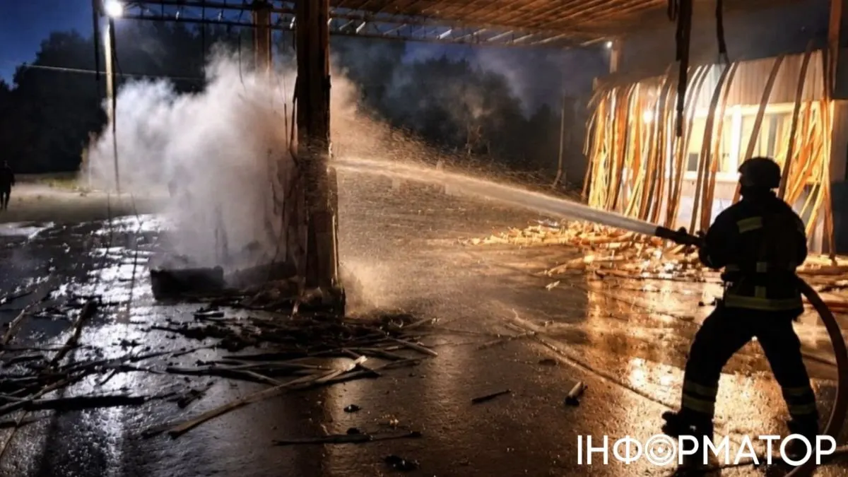 Удар по АЗС на Чернігівщині: поранена працівниця, пожежу загасили