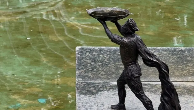 У Луцьку з'явилися ще дві скульптури кликунів: що це змінює для міста
