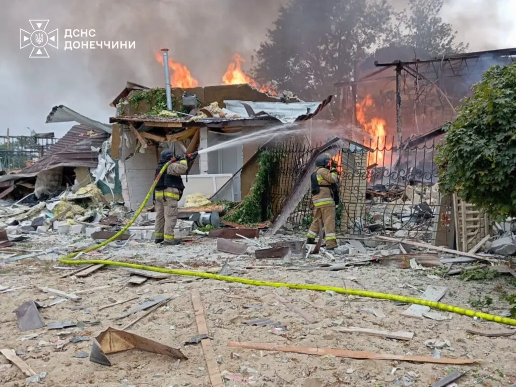Обстріли Слов'янська: пожежі на складі та в нежитловій будівлі, рятувальники працювали під загрозою повторних ударів