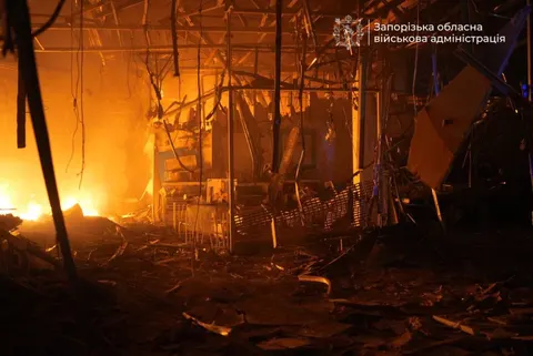 У Запоріжжі дрон влучив у ТРЦ: що відомо про атаку