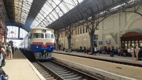 Понад 80 поїздів затримуються через обстріли РФ: що відомо