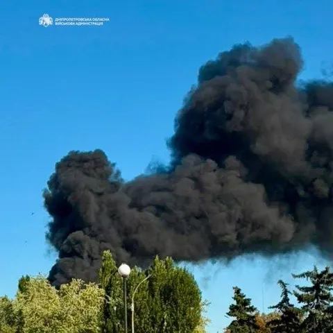 У Павлограді після атаки РФ загорівся ТЦ: восьмеро постраждалих