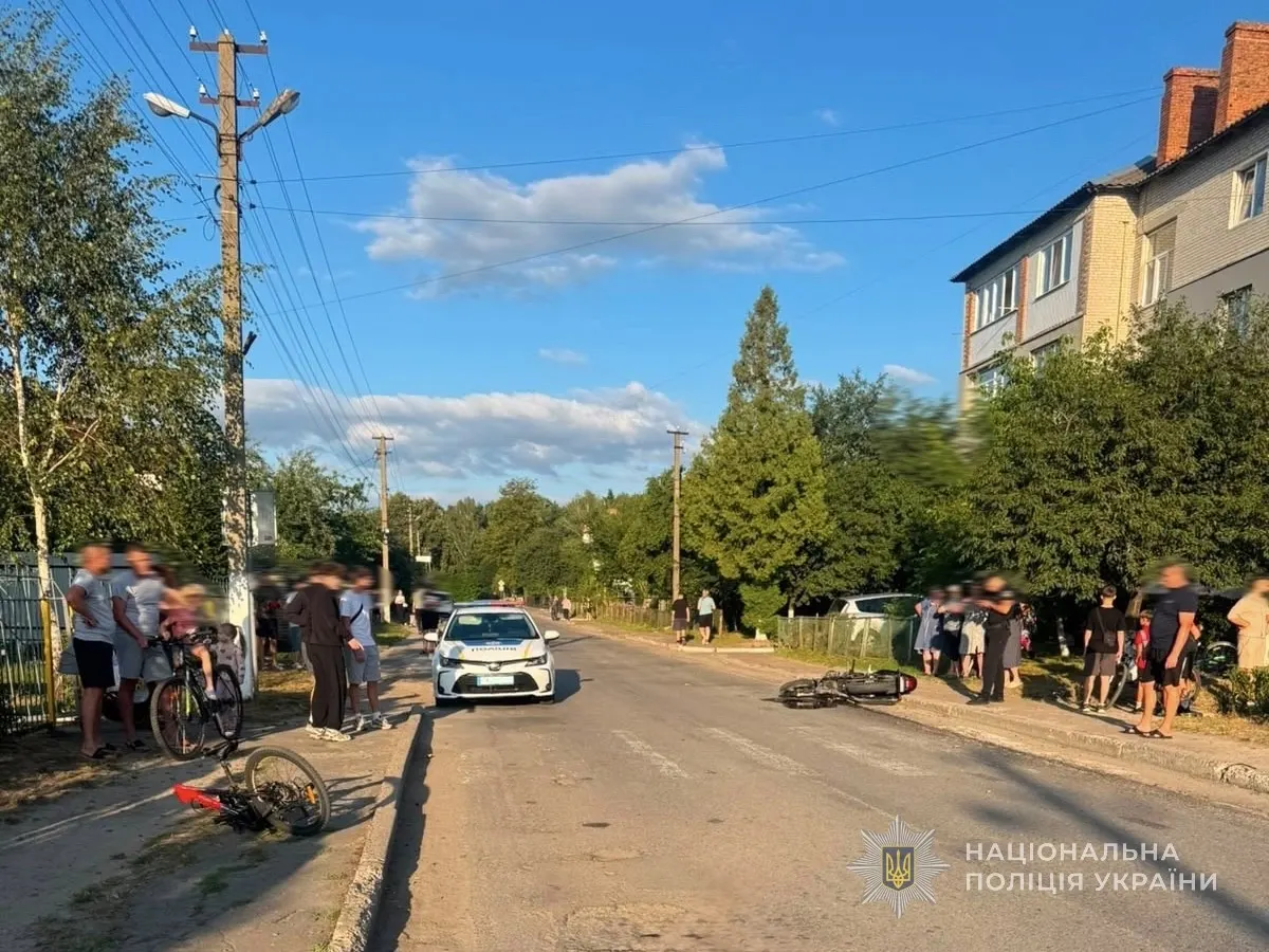 На Волині мотоцикліст зіткнувся з велосипедистом: обоє неповнолітні у лікарні