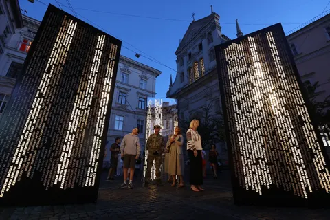 «Колони пам'яті» у Львові: понад 2000 імен загиблих захисників увічнили в інсталяції