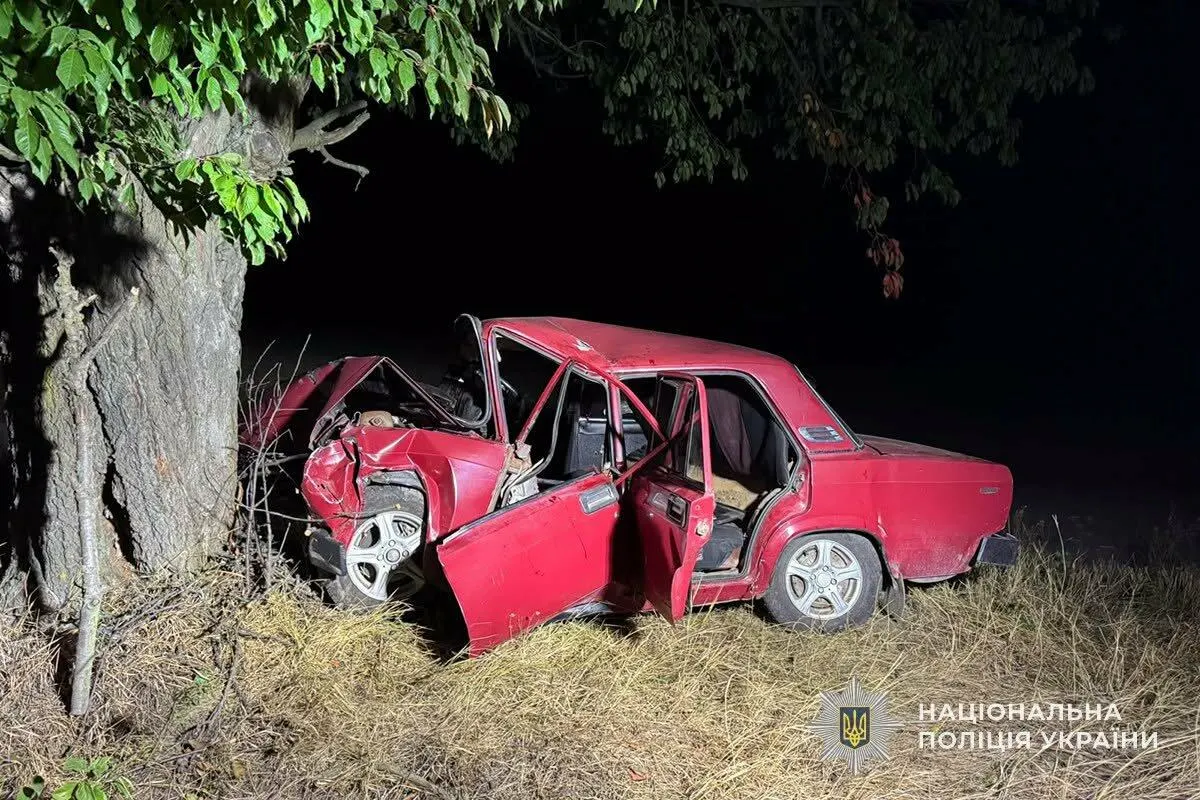 Нічна ДТП на Тернопільщині: 17-річна водійка ВАЗ в'їхала в дерево, двоє травмованих