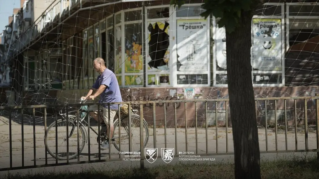 З дев'ятого поверху на руках: як на Донеччині евакуюють маломобільних людей