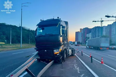 П'яний водій вантажівки зніс 50 метрів відбійника на Столичному шосе