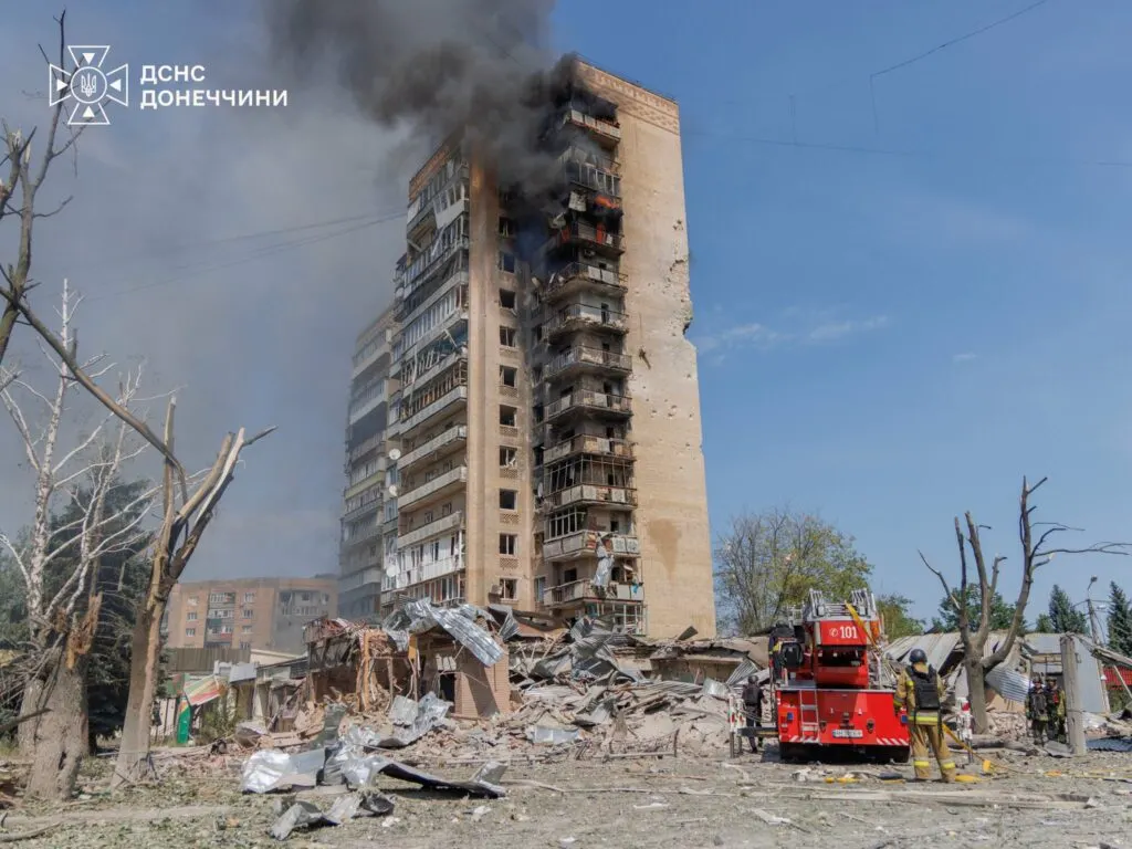 Авіаудар по Краматорську: масштабна пожежа у 14-поверховому будинку, є врятовані