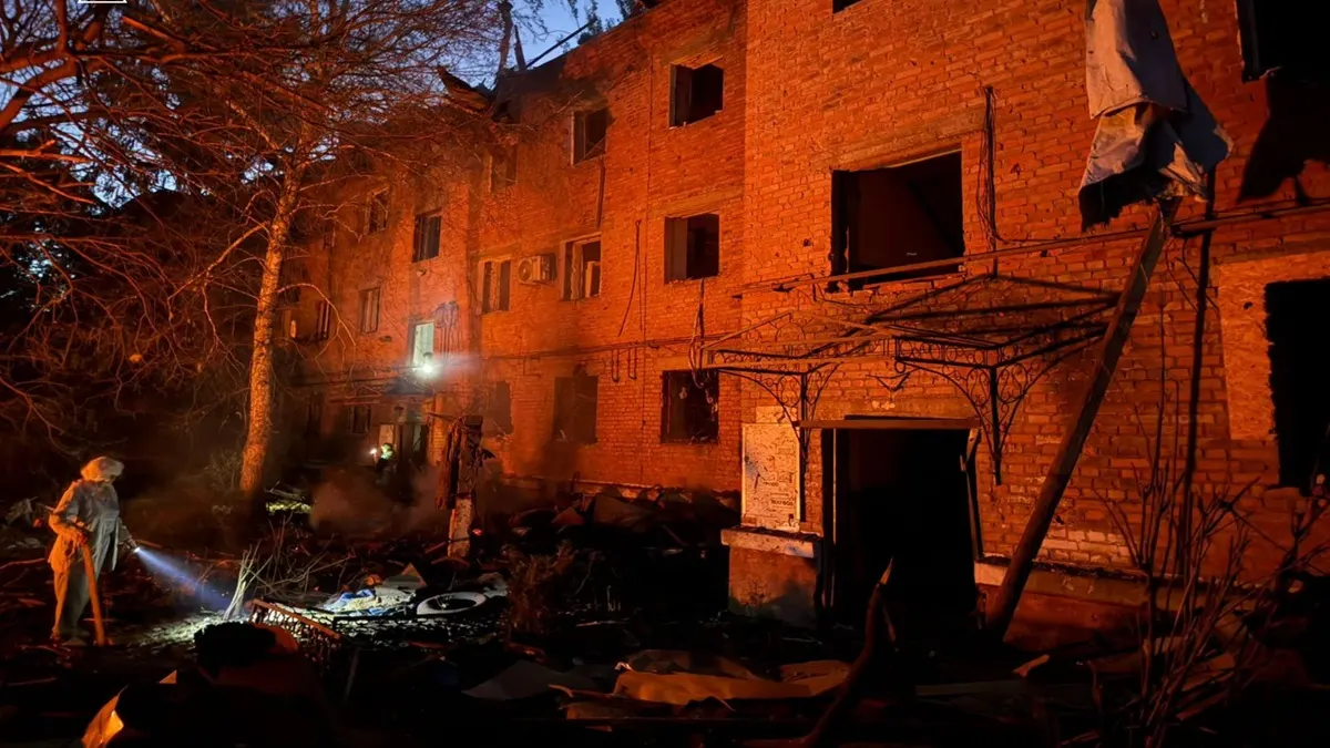 Слов’янськ під ударом: рятувальники дістали трьох людей з-під завалів