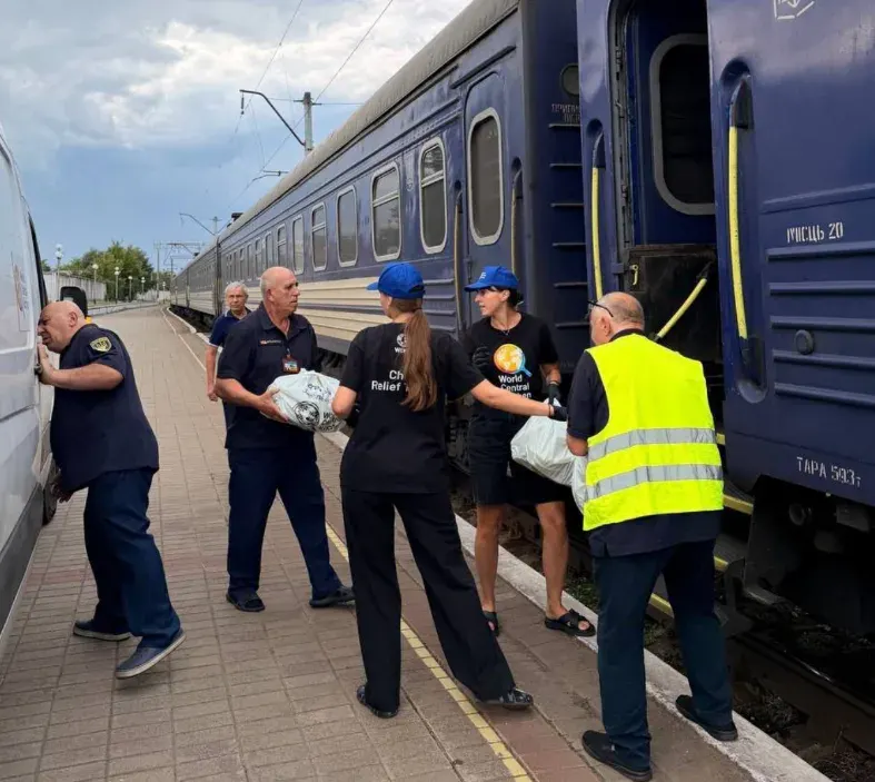 Укрзалізниця: затримки потягів скорочуються, пасажирам відкрили зали очікування