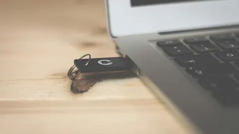 Як безпечно почистити USB-порт: інструкція для українців