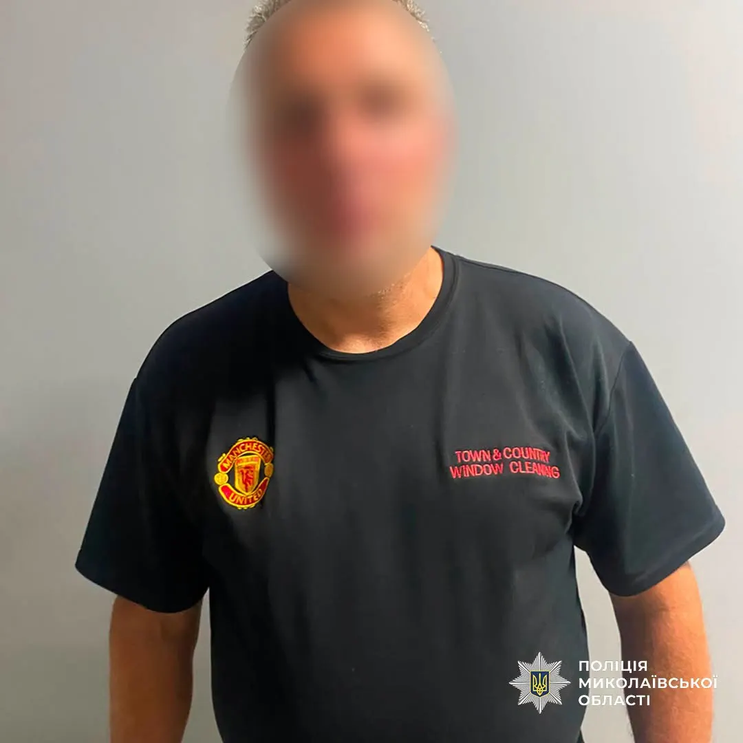 У Миколаєві чоловік погрожував мотоциклістці пістолетом і розбив її транспорт