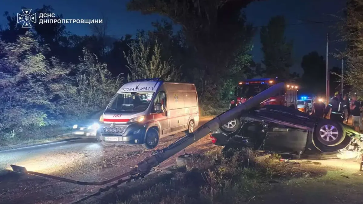 У Кривому Розі Nissan врізався у стовп та перекинувся: двоє травмованих