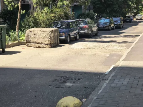 У Миколаєві демонтують бетонні блоки на проспекті Центральному