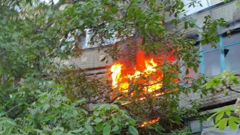 Обстріл Краматорська: рятувальники вивели з задимленої дев'ятиповерхівки двох лю