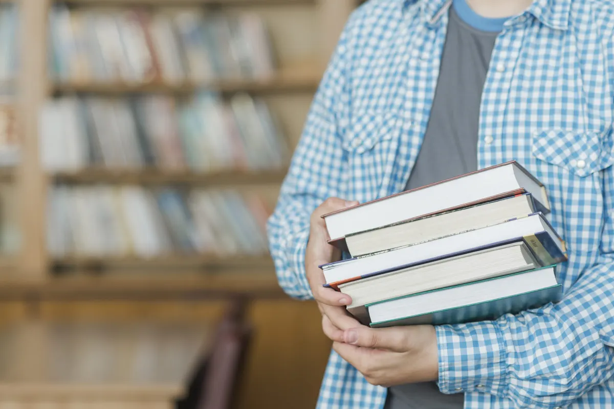 Українці читають і купують книжки частіше: що показало опитування 2026 року