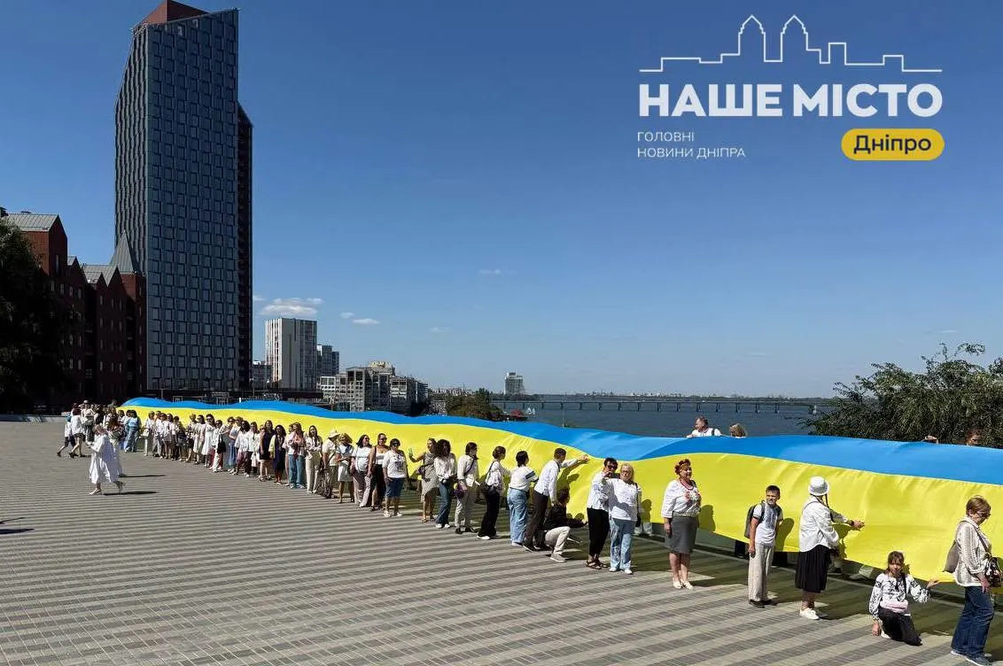 У Дніпрі до Дня Незалежності пронесли 50-метровий прапор містом