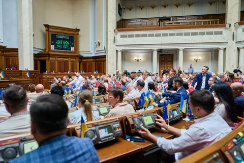 Рада відмовила двом нардепам від «Слуги народу» у складанні мандатів