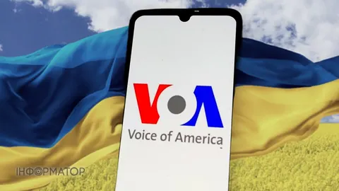 «Голос Америки» повертає українське мовлення: що це означає для інформаційного п