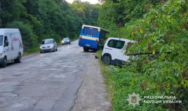 На Тернопільщині автобус з пасажирами злетів з траси після зіткнення