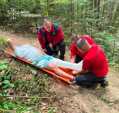На водоспаді Кам'янка травмувався турист: рятувальники евакуювали чоловіка