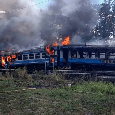 Удар по приміському поїзду на Сумщині: десятки постраждалих та повторна атака