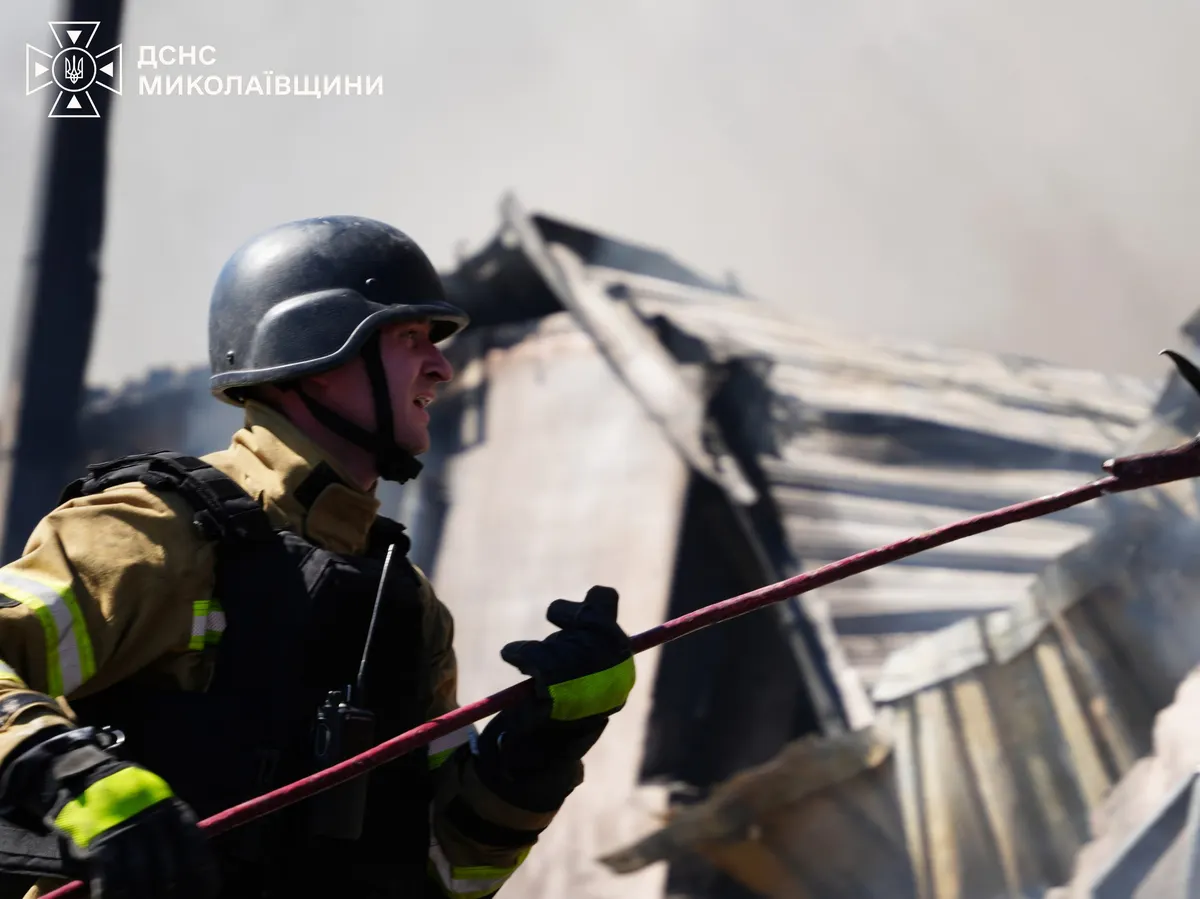 Обстріл Миколаєва: у готелі сталася пожежа, врятовано чотирьох людей, серед них двоє дітей