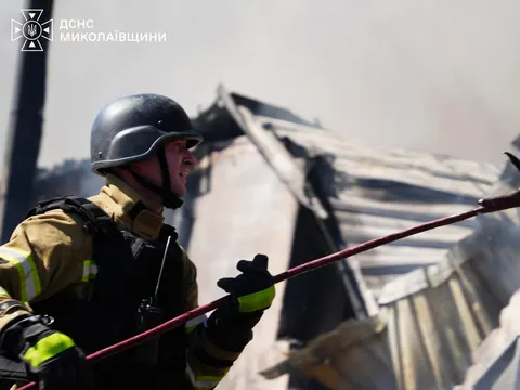 Обстріл Миколаєва: у готелі сталася пожежа, врятовано чотирьох людей, серед них двоє дітей