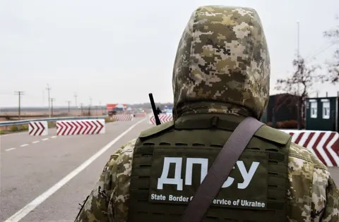 Суд скасував заборону на виїзд заброньованого юриста: що це означає