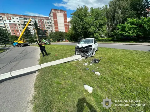 ДТП у Тернополі: водій в’їхав в опору через погане самопочуття