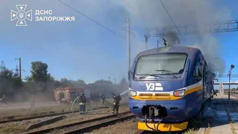 Удар по потягу Дніпро—Запоріжжя: загинула провідниця, пасажири врятовані