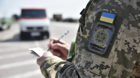 Пасажиропотік через західний кордон України сягнув торішнього піку